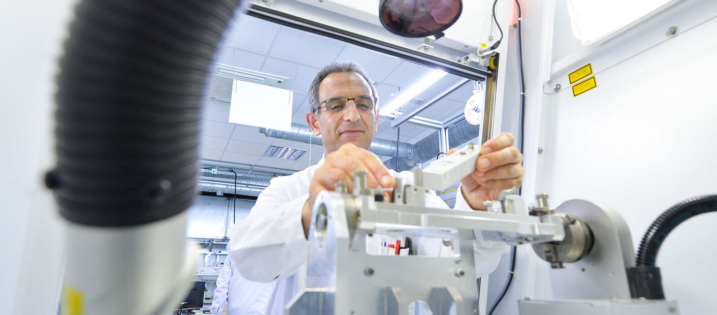 [Translate to Czech Republic: Czech:] Mitarbeiter in der Murrelektronik Produktion